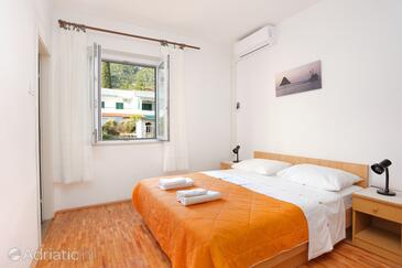 Apartments by the sea Igrane, Makarska - 6653