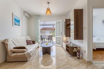 Podgora, Wohnzimmer in folgender Unterkunftsart apartment, Klimaanlage vorhanden und WiFi.