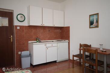Apartments with parking space Makarska - 6693