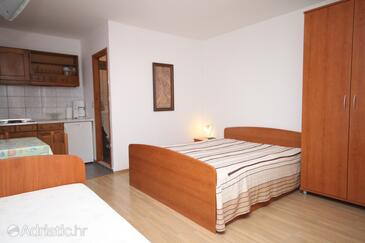 Apartments with parking space Makarska - 6693