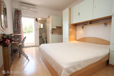 Apartments with parking space Makarska - 6693