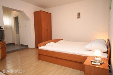 Apartments with parking space Makarska - 6696