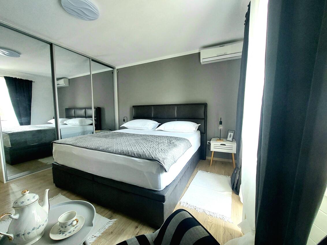 Apartments by the sea Makarska - 6717