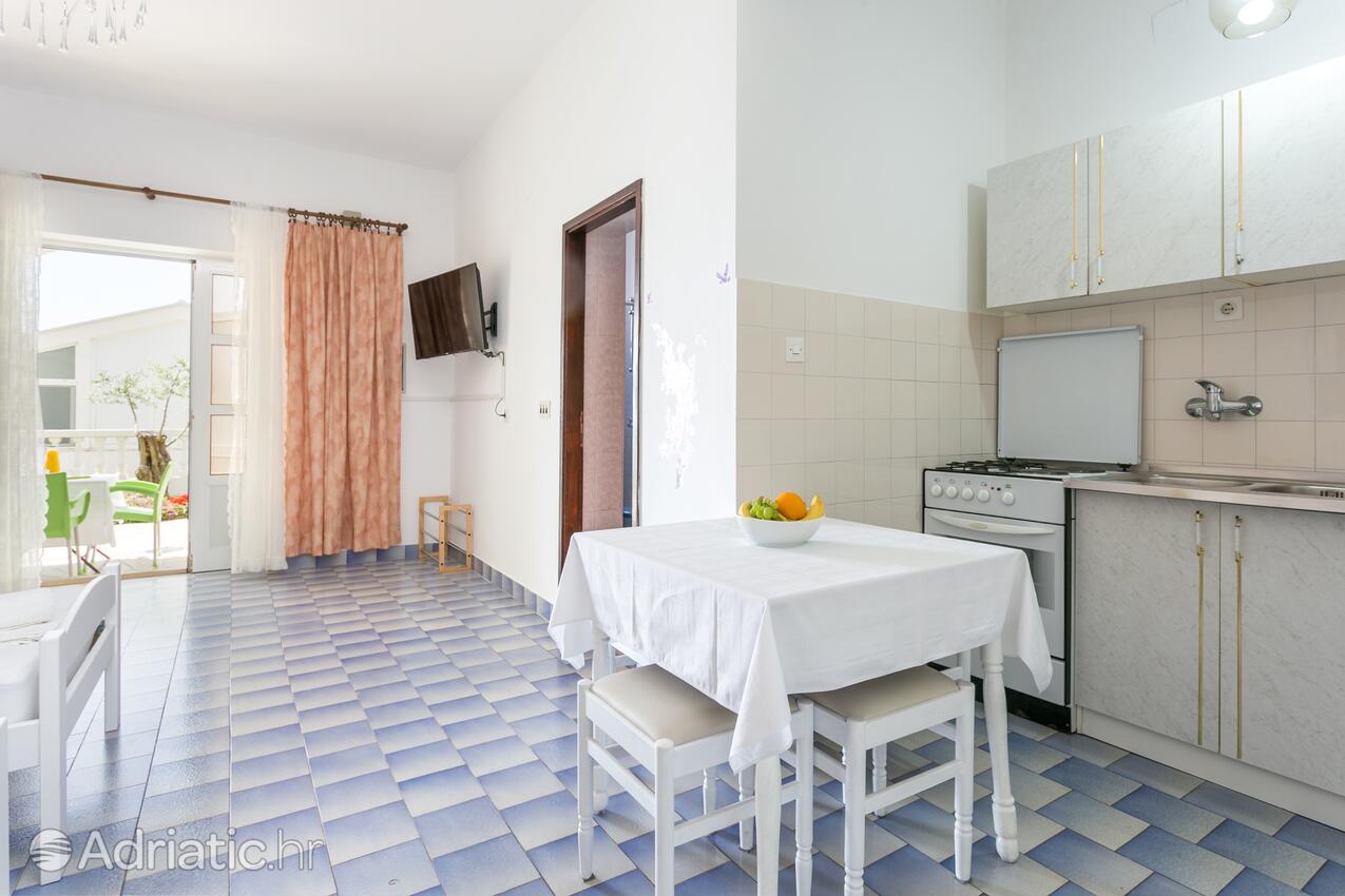 A-6736-a - Private accommodation - Apartments with a parking space Podaca, Makarska