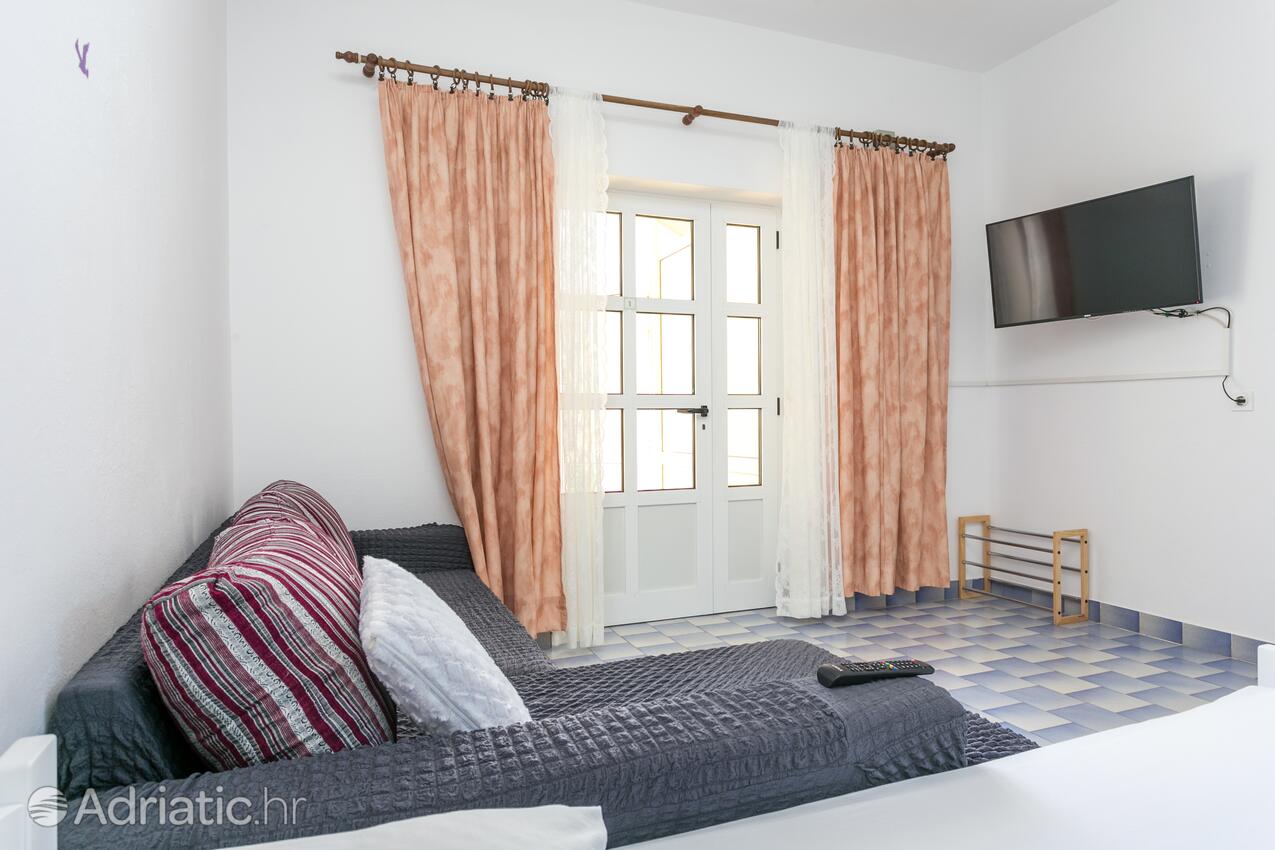 A-6736-a - Private accommodation - Apartments with a parking space Podaca, Makarska
