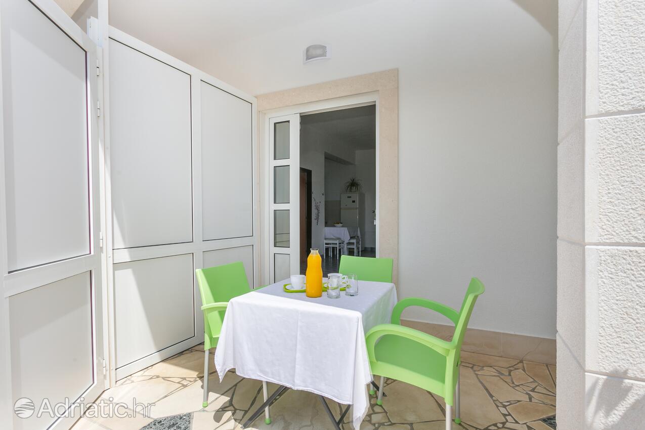 A-6736-a - Private accommodation - Apartments with a parking space Podaca, Makarska