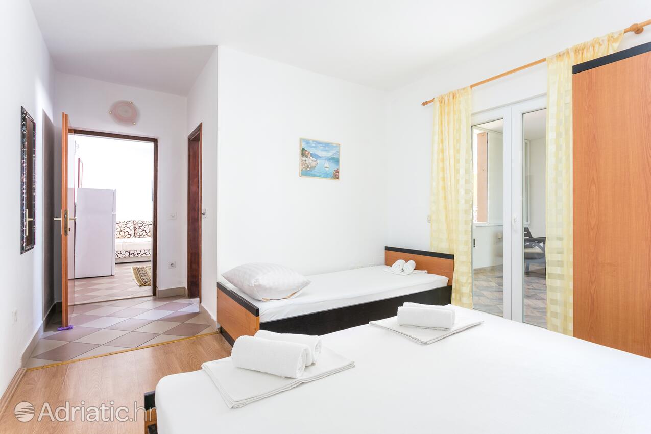 A-6736-b - Private accommodation - Apartments with a parking space Podaca, Makarska
