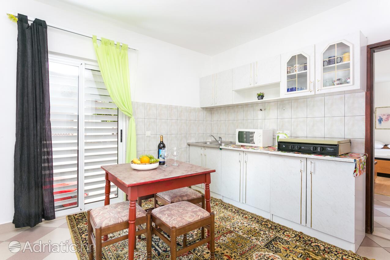 A-6736-b - Private accommodation - Apartments with a parking space Podaca, Makarska