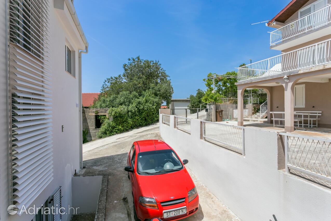 Parking lot - Apartments with a parking space Podaca, Makarska