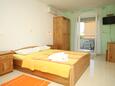 Baška Voda, Schlafzimmer in folgender Unterkunftsart studio-apartment, Klimaanlage vorhanden und WiFi.