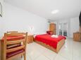 Baška Voda, Bedroom in the studio-apartment, air condition available and WiFi.