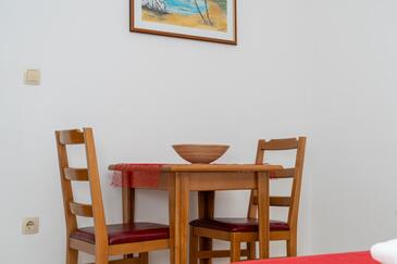 Baška Voda, Dining room in the studio-apartment, WiFi.
