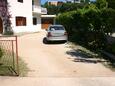 Makarska, Makarska, Parkiralište 6768 - Apartmani sa šljunčanom plažom.