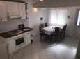 Makarska, Sala da pranzo nell'alloggi del tipo apartment, animali domestici ammessi e WiFi.