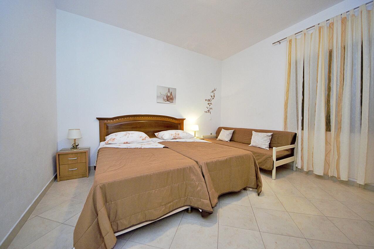 Lägenheter med pool lämpliga för familjer med barn Gornji Tucepi - Podpec, Makarska - 6815