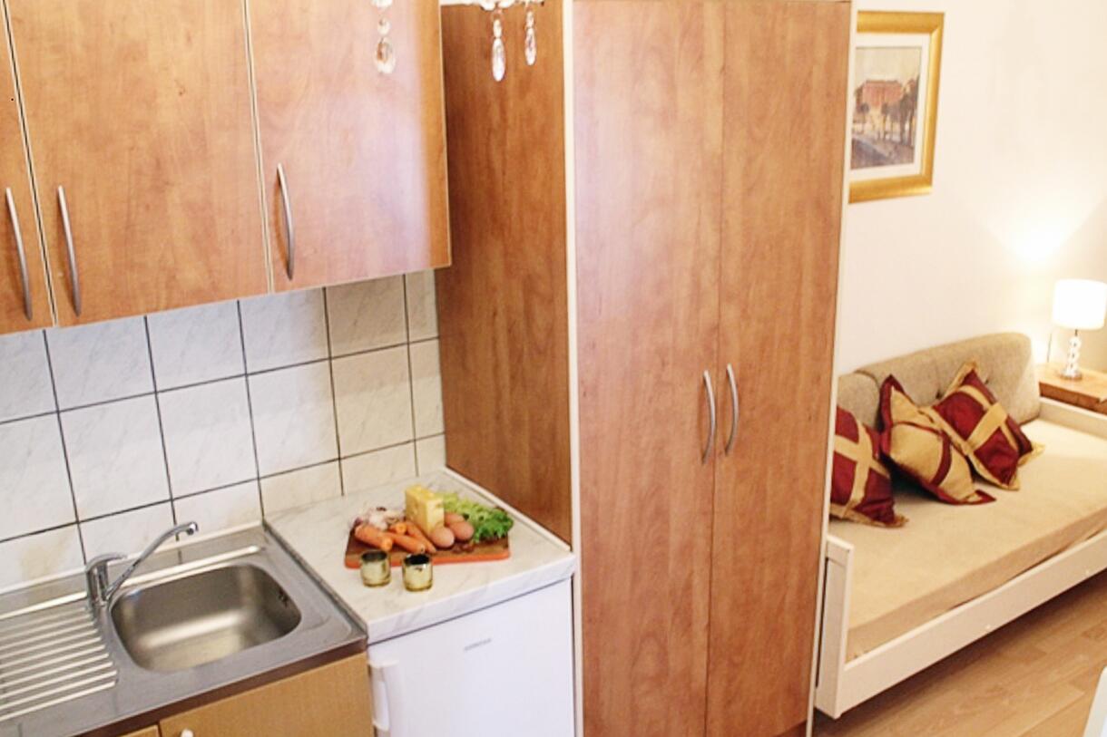 A-6817-b - Alojamiento privado - Apartamentos con piscina Tucepi, Makarska
