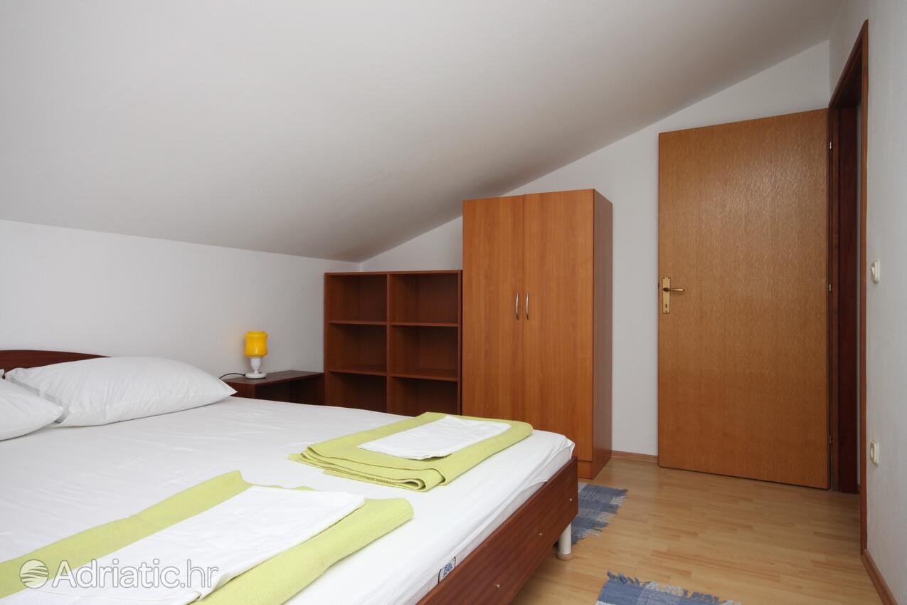 A-6819-a - Private accommodation - Apartments and rooms with parking space Gradac, Makarska
