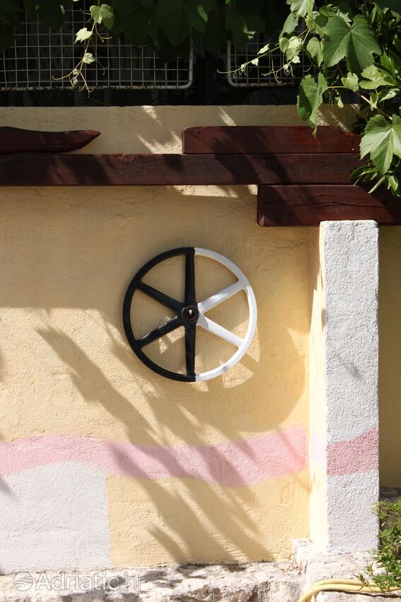 Courtyard - Apartments and rooms with parking space Gradac, Makarska