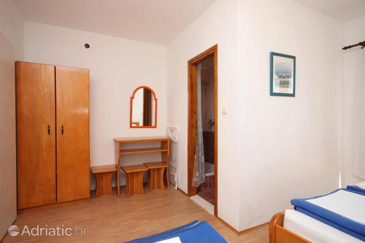 S-6819-b - Private accommodation - Apartments and rooms with parking space Gradac, Makarska