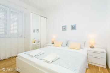 Apartments by the sea Podgora, Makarska - 6846