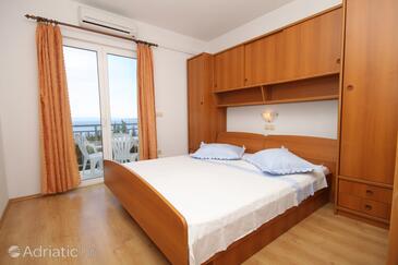 Apartments and rooms with parking space Brela, Makarska - 6895