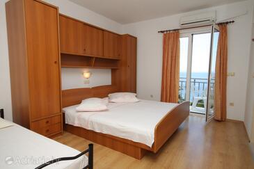 Apartments and rooms with parking space Brela, Makarska - 6895