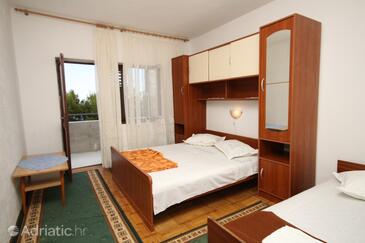 Apartments with parking space Brela, Makarska - 6906