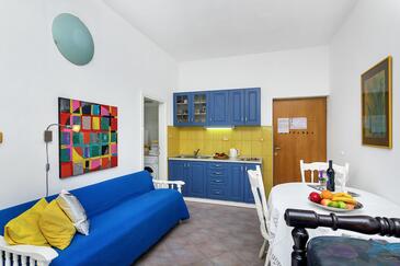 Apartments with parking space Makarska - 6909