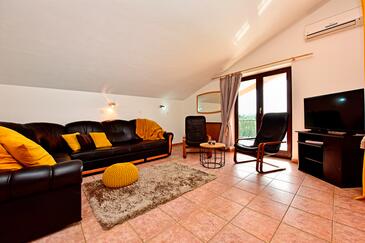 Apartments and rooms with a swimming pool Novigrad - 6951