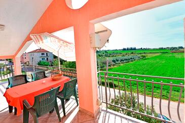 Apartments and rooms with a swimming pool Novigrad - 6951