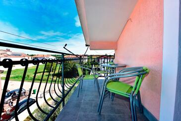 Apartments and rooms with a swimming pool Novigrad - 6951