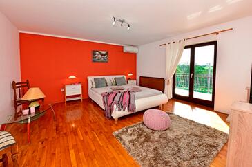 Apartments and rooms with a swimming pool Novigrad - 6951