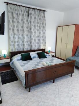 Apartments with parking space Pula - 6985