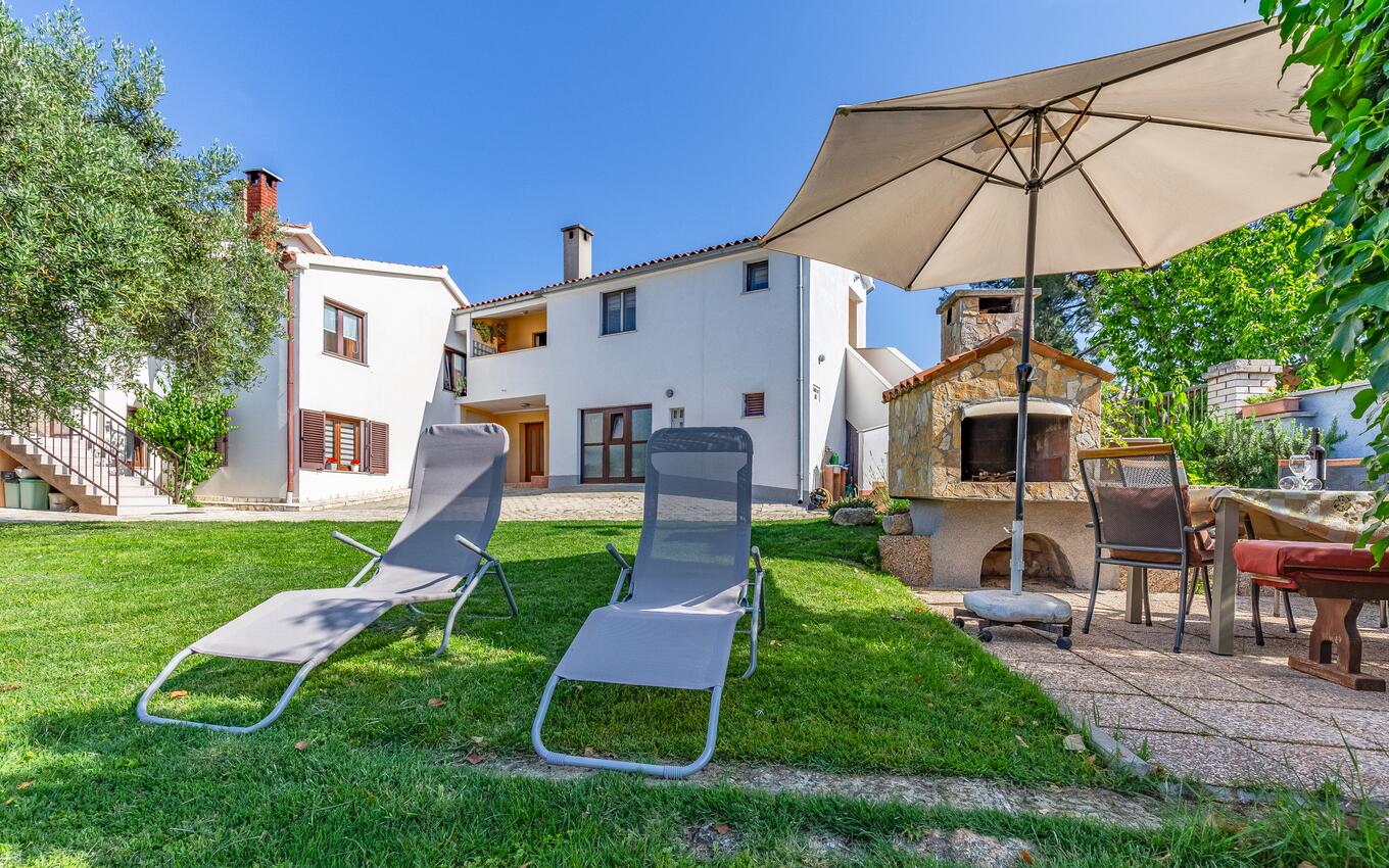 Apartments with parking spaces Banjole, Pula - 7036