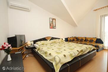 Apartments with parking space Novigrad - 7037