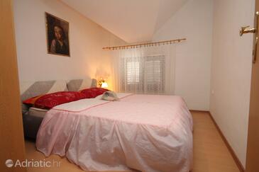 Apartments with parking space Novigrad - 7037