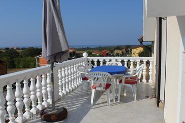 Apartments with parking space Novigrad - 7037