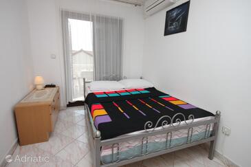 Apartments with parking space Novigrad - 7037