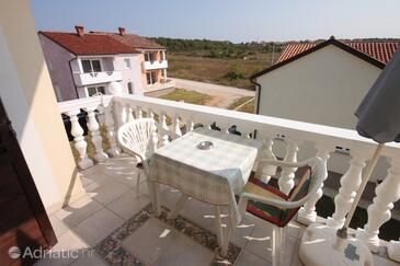 Apartments with parking space Novigrad - 7037