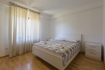 Apartments with parking space Novigrad - 7135