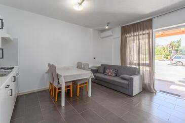 Apartments with parking space Novigrad - 7135