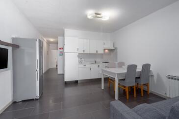 Apartments with parking space Novigrad - 7135