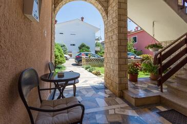 Apartments with parking space Novigrad - 7135