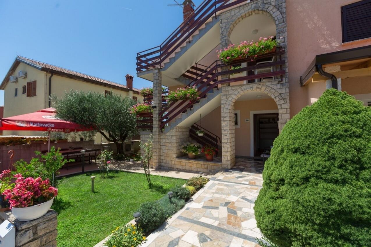 Apartmanok parkolóhellyel Novigrad - 7135