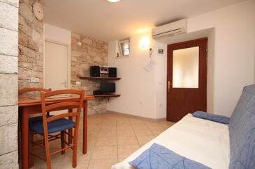 Bašanija, Wohnzimmer in folgender Unterkunftsart apartment, Klimaanlage vorhanden, Haustiere erlaubt und WiFi.