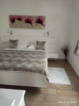 Apartments with parking space Poreč - 7154