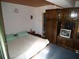 Spavaća soba Sutivan, Spavaća soba u smještaju tipa studio-apartment, dostupna klima.