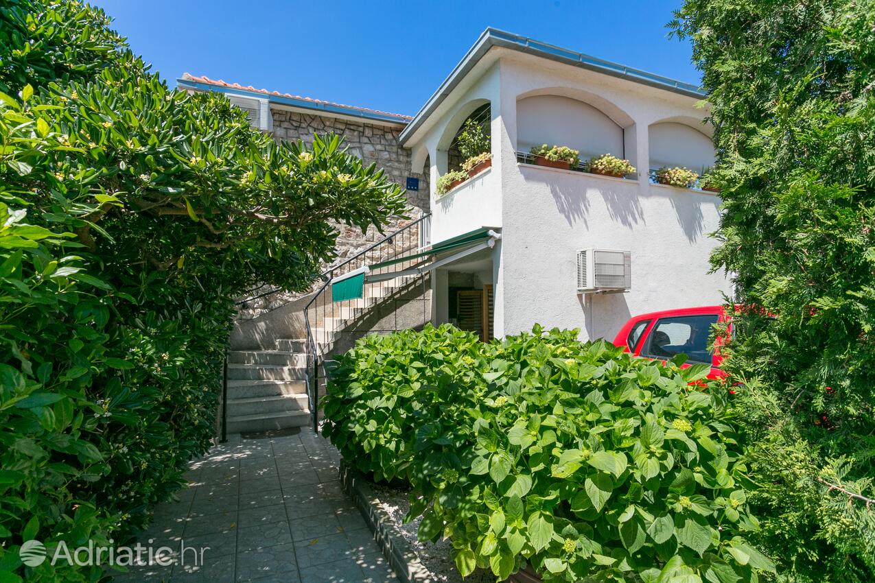 Apartments with a parking space Mirca, Brač - 729