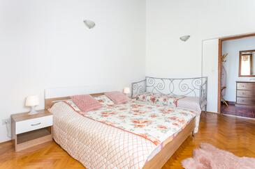 Apartments with terrace Mirca, Central Dalmatia