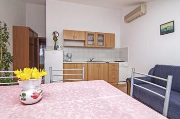 Apartmani s bazenom pogodni za obitelji s djecom Valbandon, Fažana - 7351